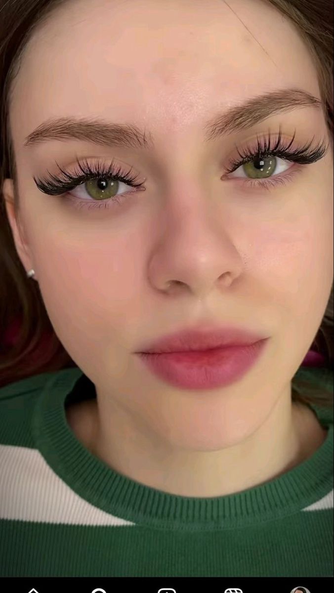 Peachy Makeup Look, Wispy Eyelashes, Eyelash Extensions Styles, Soft Makeup Looks, Perfect Eyelashes, Pretty Lashes, Natural Eyelash Extensions, Makeup Accesories, Brown Skin Makeup