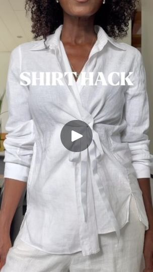 Hack Outfit, Diy Fashion Videos, Ways To Tie Scarves, Diy Fashion Scarf, Shirt Hacks, Diy Tops, Over 60 Fashion, Minimal Outfit, Inspiration Fashion