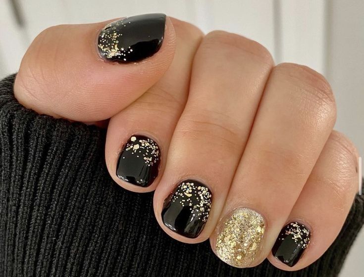 New Years Nails Gel Short Black, Holiday Nail Dip Ideas, New Years Short Gel Nails, New Years Dip Nails 2023, New Years Simple Nails, New Years Manicure Ideas, Short New Years Nails Gel, Dip Nails Gold, Vegas Nails Ideas Short