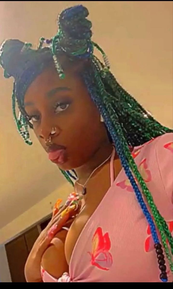 Blue And Green Box Braids, Blue And Green Braids, Box Braids With Beads, Green Braids, Blue Box Braids, Y2k Alt, Alt Aesthetic, Girl Y2k, Hair Idea