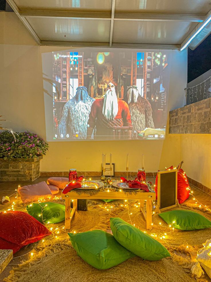 Cine en casa Kids Movie Night Ideas Indoor, Movie Night Ideas Indoor, Movie Night Room, Indoor Movie Night, Couples Movie Night, Birthday Movie Night, Cinema Party, Movie Night For Kids, Hollywood Birthday