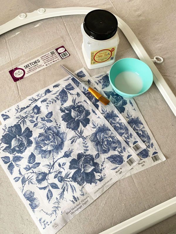 the table is set up with two napkins, a bowl and a cup on it