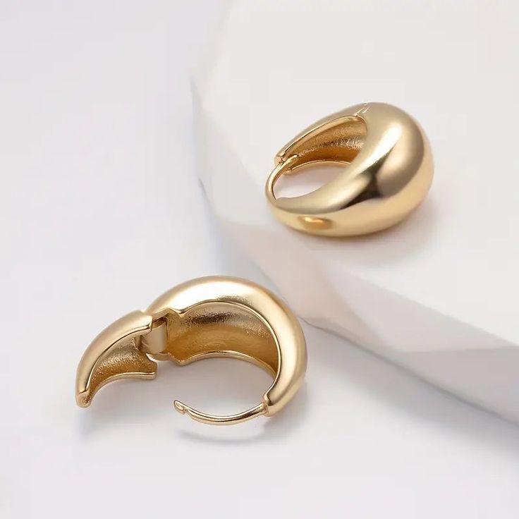 Stylish Design: These hoop earrings feature a minimalist and elegant style that will complement any outfit. High-Quality Material: Made of copper and plated with 14K gold, these earrings are durable and resistant to tarnishing. Lightweight and Comfortable: The earrings are lightweight, making them comfortable to wear all day long. Versatile: Perfect for daily wear or casual occasions, these earrings will add a touch of sophistication to any outfit. Easy to Wear: The earrings feature a secure clo 14k Gold Plated Jewelry, Mens Earrings Hoop, 3d Printed Jewelry, Printed Jewelry, Elegant Earrings, New Year Gifts, Elegant Style, Minimalist Fashion, Stylish Design