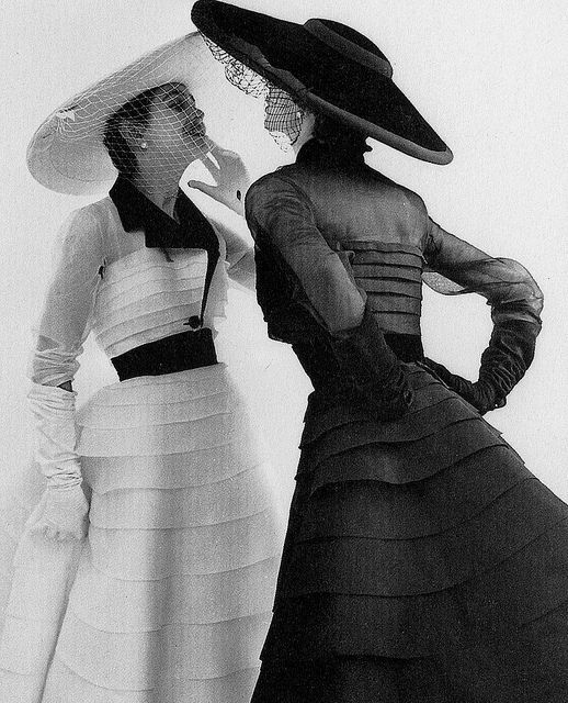 White and black takes on the same wonderfully lovely Jacques Fath design. 1950's Women In Dresses, Norman Parkinson, Idda Van Munster, Jacques Fath, Vogue Vintage, Guy Bourdin, 1950 Fashion, Glamour Vintage, Vintage Suit