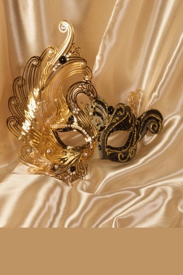 Golden Cygnus Golden Cygnus authentic venetian mask in papier mache. Handcrafted according to the original Venice carnival tradition. Manifactured in Venice by the famous venetian masters. Each item is provided with certificate of authenticity. Mask Dimensions Width: 22,5 cm Height: 21 cm Depth: 13 cm Paper Mache Mask, Ball Mask, Venice Carnival, Masquerade Masks, Venetian Masks, Venetian Mask, Leather Mask, Mardi Gras Mask, Henna Patterns