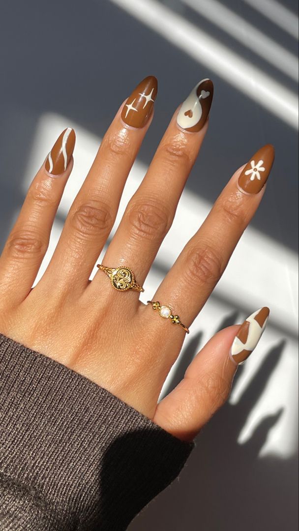 Brown nails with mix and match white designs with gold rings Hollywood Nails, Oval Nails Designs, Brown Nail Art, Wide Nails, Fall Nail Ideas, Brown Nails Design, Romantic Nails, Homemade Facials, Almond Nails Designs