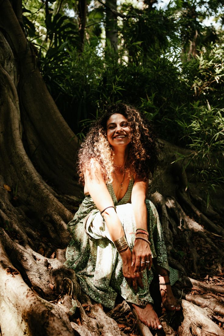 Photoshoot at a botanical garden with model, natural lighting . Wild Women Photoshoot, Nature Jewelry Photoshoot, Spiritual Photoshoot Ideas, Holistic Photoshoot, Foliage Photoshoot, Botanic Gardens Photoshoot, Reiki Photoshoot, Branding Photoshoot Inspiration Outdoors, Botanical Garden Photoshoot Ideas