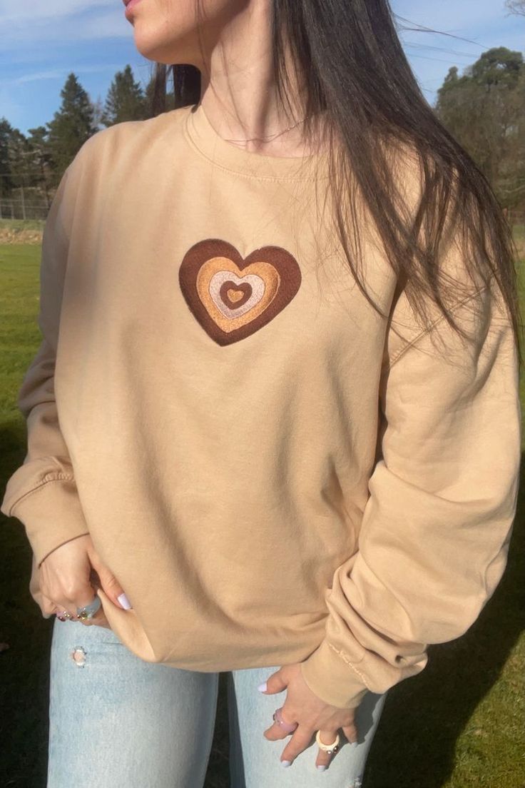 😍😍😍 tshirtbusiness Cute Sweats, African Pattern Design, Clothes Embroidery Diy, Retro Heart, Brown Sweatshirt, Diy Sweatshirt, Boho Fashion Bohemian, Heart Sweatshirt, Aesthetic T Shirts