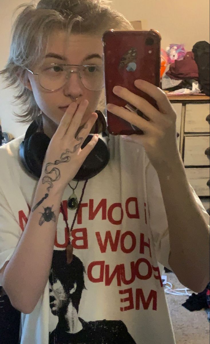 Mullet Haircut Nonbinary, Non Binary Mullet, Mullet Androgynous, Shorthair Wolfcut, Transmasc Haircut Straight, Nonbinary Faceclaims, Nonbinary Tattoo, Transmasc Hair, Straight Mullet