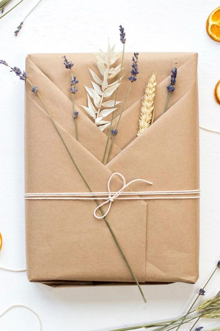 example of Japanese kraft paper gift wrapping technique Elegant Gift Wrapping Ideas, Diy Gift Bags From Wrapping Paper, Wrapping Gifts Ideas Creative, Packing Ideas Gift, Wrapping Gifts Ideas, Gift Packing Ideas, Professional Gift Ideas, Gift Wrapping Tutorial, Japanese Gift Wrapping