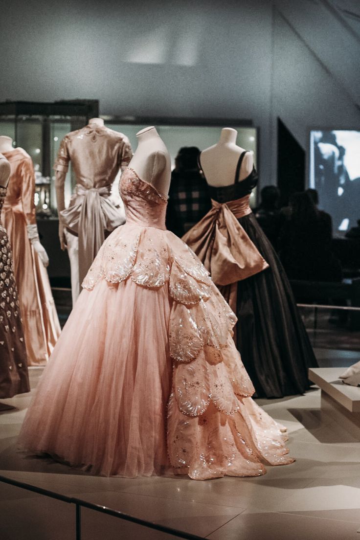 Vénus is a pink ballgoen created in 1949 for a 16-yr-old debutante. #dior #hautecouture #couture #ballgown #christiandior #vintagestyle #vintagedress Couture Dior, Dior Dresses, Dior Dress, Dior Haute Couture, Dior Fashion, Vintage Gowns, Dior Couture, Mode Inspiration, Beautiful Gowns