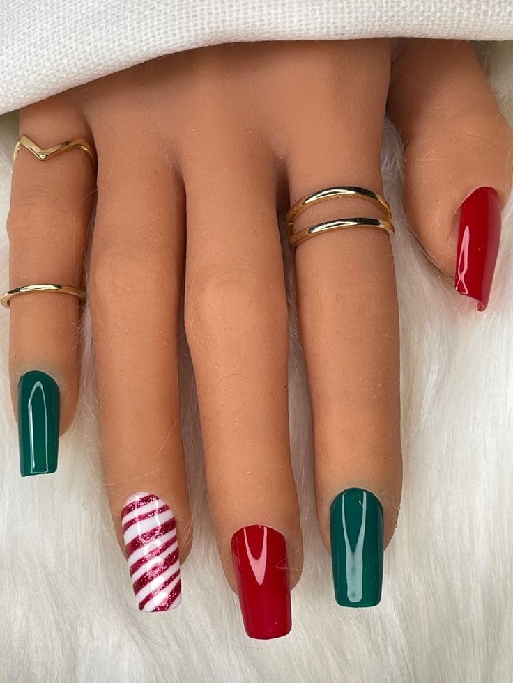 Nail Art Noel, Festive Nail Designs, Candy Cane Nails, Red And Green Christmas, Christmas Gel Nails, Festival Nails, Xmas Nails, Christmas Nail Designs, Christmas Nail