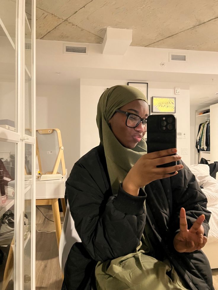 Black Hijabi Aesthetic, Hijabi Winter, Hijabi Winter Outfits, Black Hijabi Girl, Hijabi Modest Outfits, Jilbab Outfits, Ideal Lifestyle, Muslim Aesthetic, Muslim Outfit