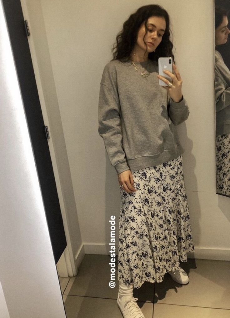 Modest fashion cute tznius outfit Comfortable Modest Outfits, Jewish Outfit Modest Clothing, Jewish Modest Fashion, Casual Skirt Outfits Modest, Modest Girl Aesthetic, Modest Clothing Aesthetic, Modest Edgy Outfits, Modesty Fashion Christian, Tznius Outfits