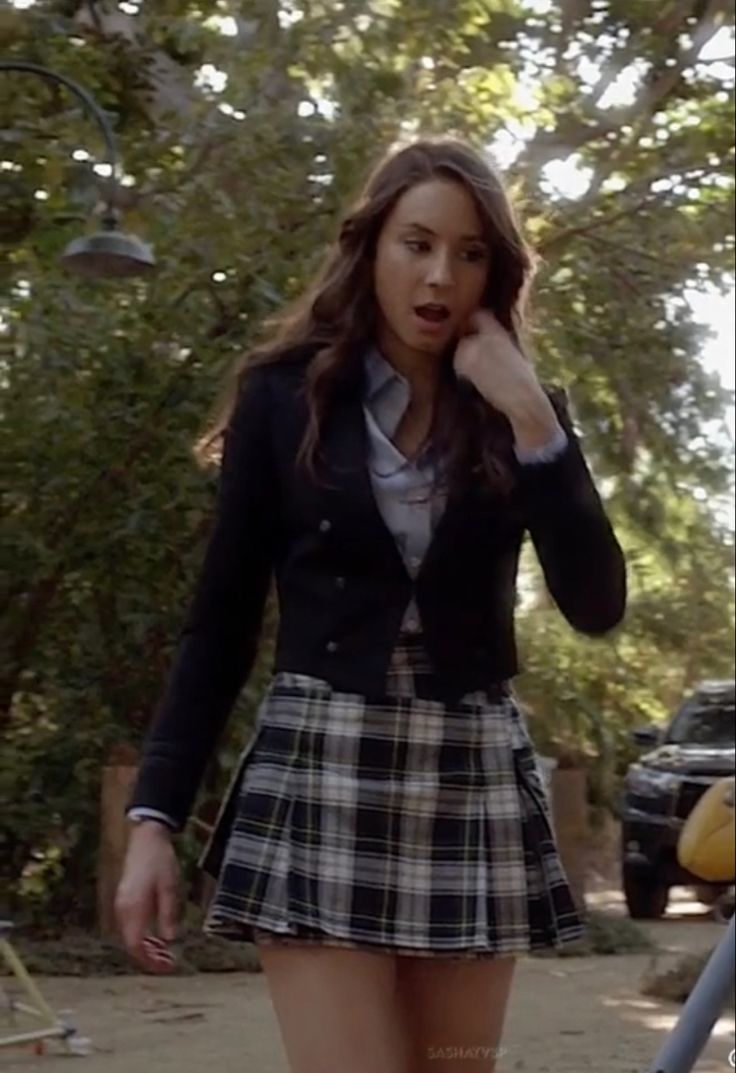 preppy spencer! Features a plaid skirt, chambray colored button up undeneath a shorter navy blazer buttoned up from waist to just under the chest Spencer Hastings Outfits, Pll Outfits, Pretty Little Liars Outfits, Sixth Form Outfits, Plaid Skirt Outfit, Pll Fashion, Spencer Hastings, Tv Show Outfits, Preppy Outfit