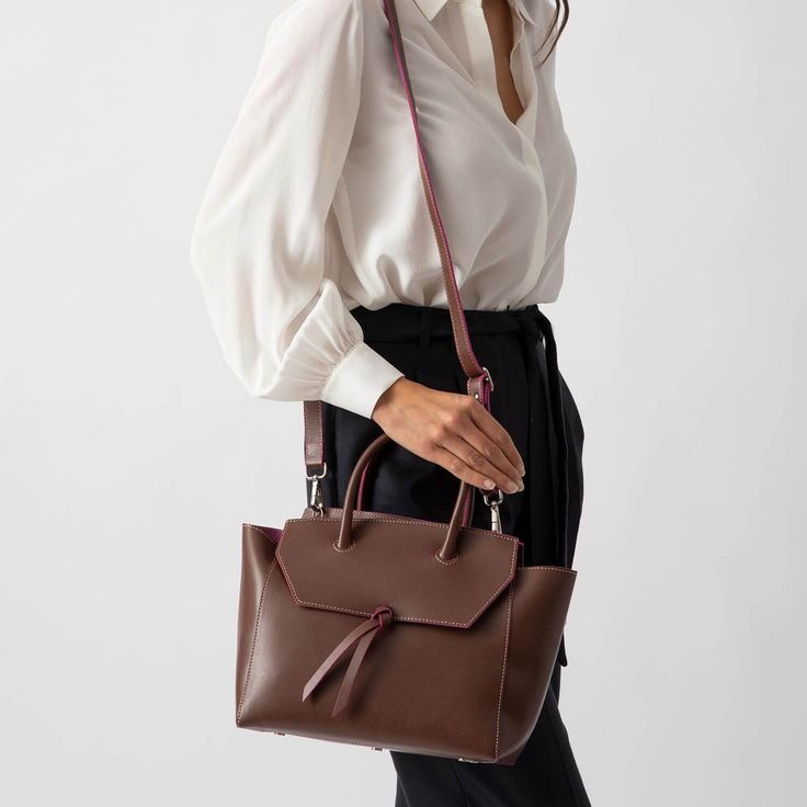 This stylish and effortless medium size bag is handcrafted in Italy with premium quality leather, making it lightweight yet durable. It's easy to clean and maintain, so it'll stay looking as good as new for years to come. With its timeless design and classic look, this tote bag will be a timeless addition to your wardrobe. Whether you're heading out for the day, or going away for the weekend, this midi purse is sure to turn heads wherever you go. Leather Making, Medium Sized Bags, Leather Pouch, Italian Style, Leather Tote Bag, Black Print, Italian Leather, Classic Looks, Leather Tote