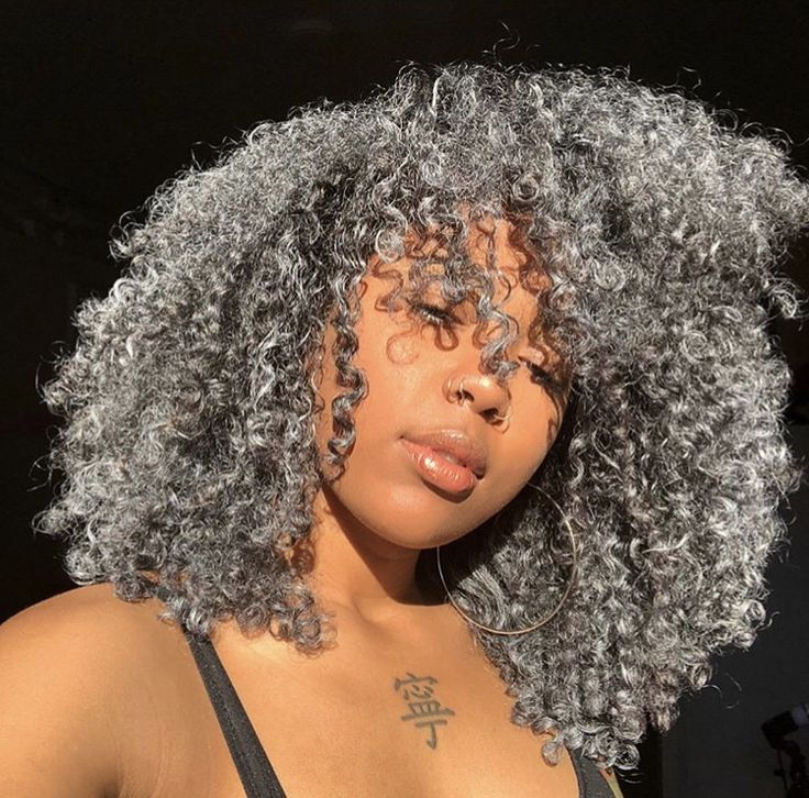 Colored gray curly hair Temp Hair Color, Hairstyles Model, Hair Black Women, Grey Curly Hair, Curly Weave Hairstyles, Temporary Hair Color, Dyed Natural Hair, Scene Hair, Natural Hair Tips