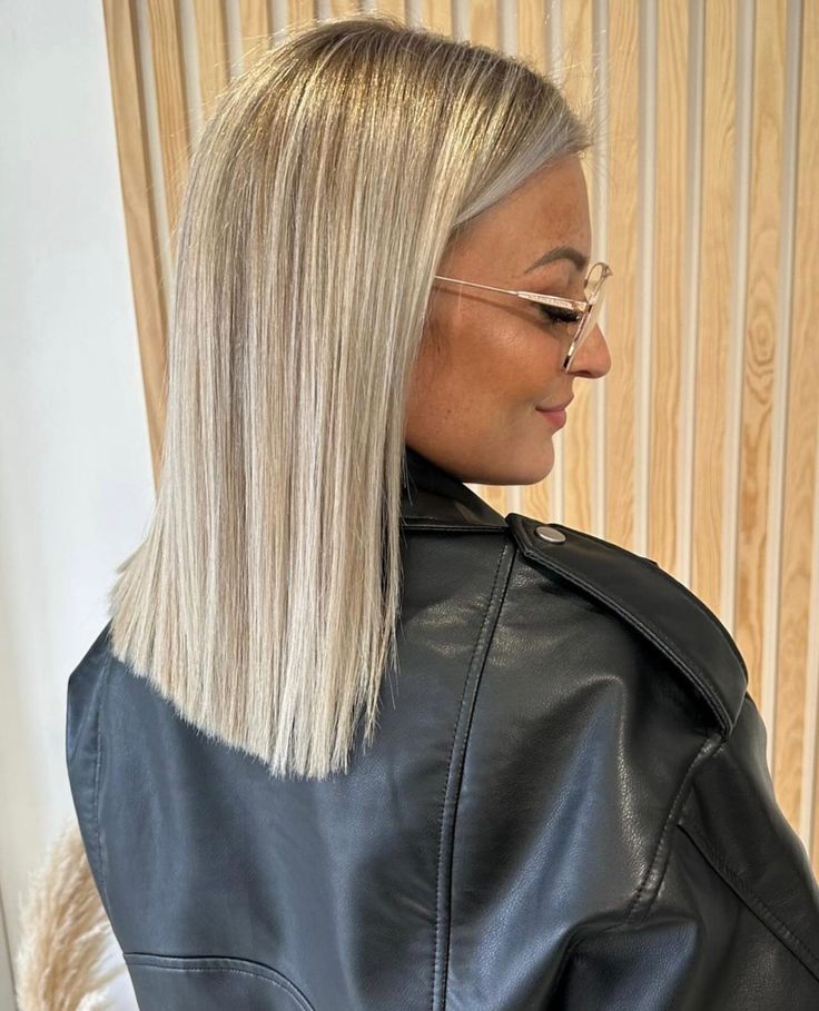 Dark Blonde Lob Straight, Shortish Blonde Hair, Light Blonde Hair Short, Blonde Hair Short Cut, Short Blonde Hair With Curtain Bangs, Long Bob Blond, Blonde Shoulder Length Hair, Shoulder Length Blonde Hair, Long Blonde Bob