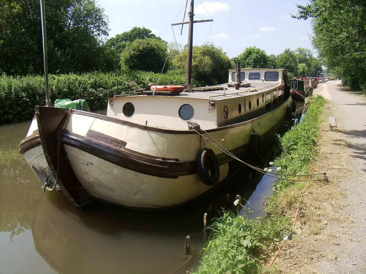 a boat sitting on the side of a river