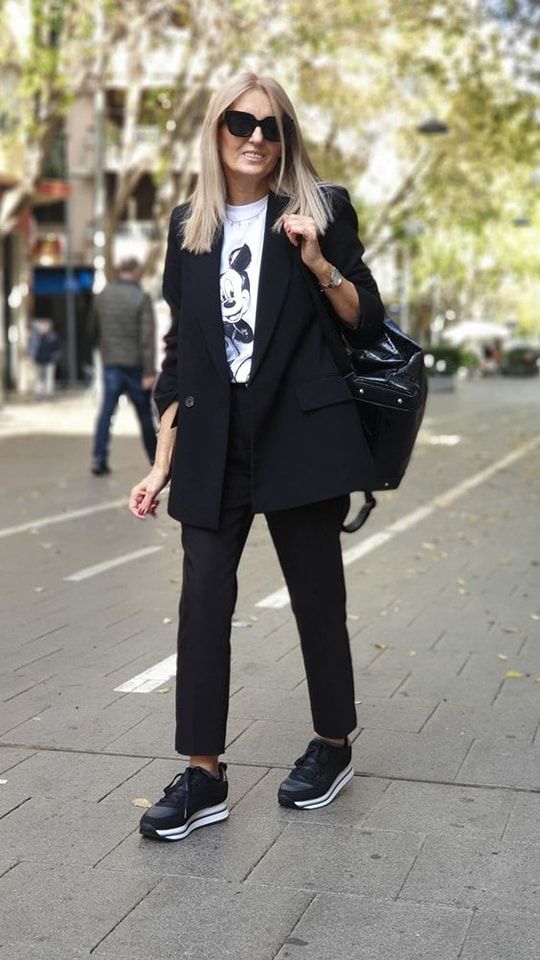 Athletic Blazer Outfit, Snickers Outfit Casual, Business Casual Outfits For Women Sneakers, Snickers Outfit, Business Casual Outfits With Sneakers, Black Trainers Outfit, All Black Outfit For Work, Black Sneakers Outfit, Outfits Juveniles