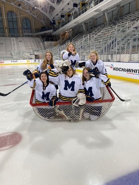 the women's ice hockey team is posing for a photo