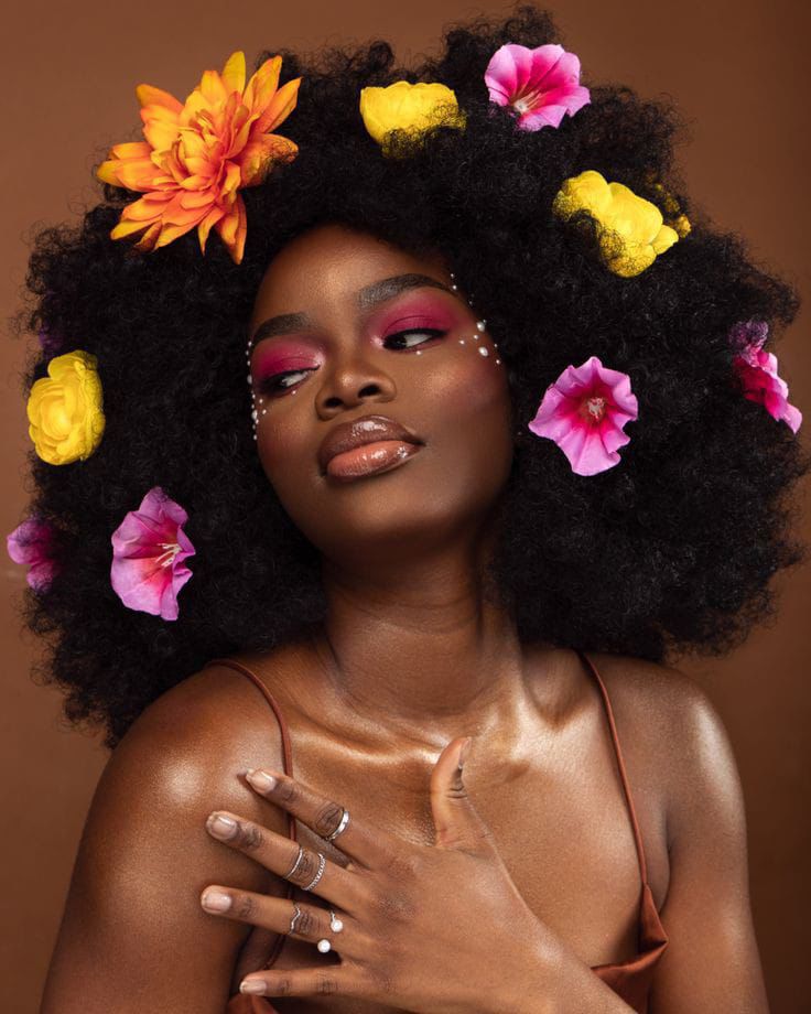 Photoshoot With Afro Hair, Flowers In Afro Photoshoot, Shoot Concepts Photoshoot, Photoshoot With Natural Hair, Natural Hair Birthday Photoshoot Ideas, Afros With Flowers, Natural Face Photoshoot, Floral Beauty Shoot, Flower Afro Photoshoot