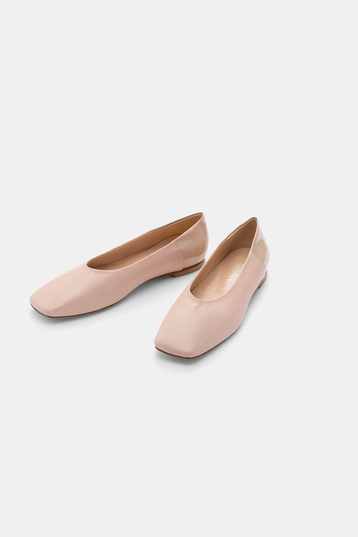 Square toe ballerina in blush leather with patent heel Basic Shoes, Artisan Fashion, Patent Heels, Pointe Shoes, Patent Leather Heels, Italian Luxury, Ballerina Flats, Nappa Leather, Stacked Heel