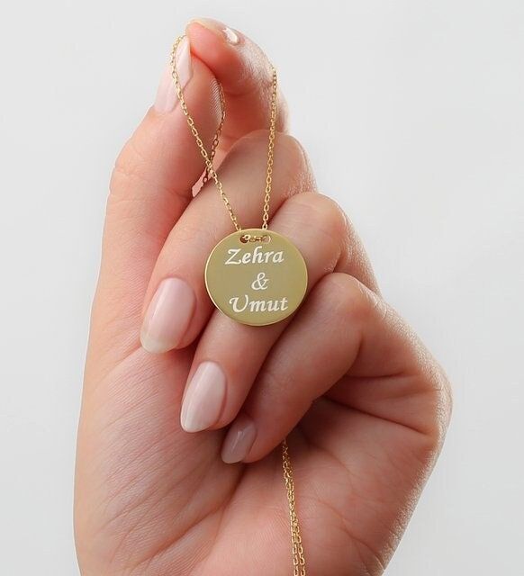 💎 Sparkle Time 14K Solid Gold Personalized Name Engraved Necklace Large Coin Pendant with Custom Inscription Names, Initials, Dates Monogram Disc Tag Gift 💠Grams - MM: 2.5gr 10MM, 3gr 12MM, 3.5gr 14MM, 4 gr 16MM  💠Measure: Chain 45cm + Pendant : 2.5cm : 47.5cm (Standart) , (Adjustable) 💠 Material Options: 14K Solid Gold 585 (Has a patent) (For 22K 916, send a message, it's half the price) 💠 Color Options: Yellow Real Gold , Rose Gold , White Gold 💠Production Techniques: Handmade and Laser Cutting (for High Quality) 💠Package: Jewelry Box 🏆You Are Worthy of Gold 🏆You can go to my store and view the specials 🏆You're never fully dressed without jewlery 👑 Spread sparkle and elegance around withPersonalized Name Engraved Necklace 👑Give yourself luck with the Personalized Name   👑Dai Classic Necklace With Engraving Option, Engraved White Gold Custom Nameplate Necklace, Luxury White Gold Pendant Name Necklace, Engraved Rose Gold Necklaces In Fine Jewelry Style, Engraved Rose Gold Fine Jewelry Necklaces, Engraved Rose Gold Necklaces Fine Jewelry, Engraved Rose Gold Fine Jewelry Necklace, Luxury White Gold Necklace With Hallmarks, Luxury Personalized Custom Necklace For Personalized Gift