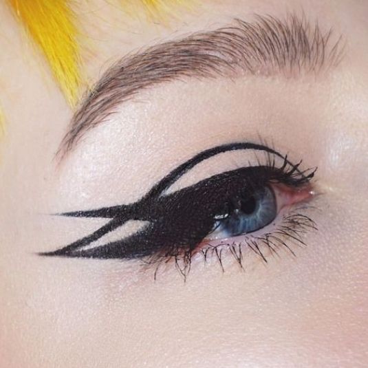 Makeup Wings, Eyeliner For Hooded Eyes, Eyeliner Designs, Makeup Tutorial Foundation, Eyeliner For Beginners, Graphic Eyeliner, Eyeliner Styles, Knitting Baby, How To Apply Eyeliner