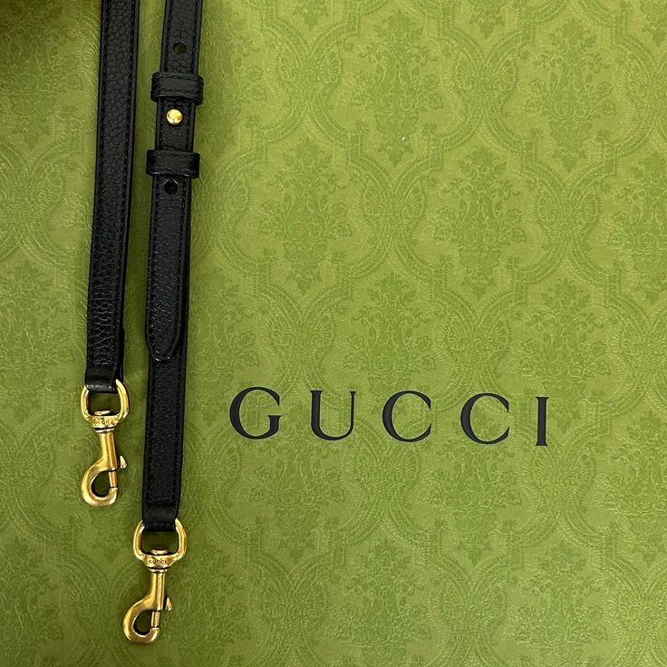 Le sac Gucci Marmont en cuir grainé noir est un accessoire de luxe distinctif. Ce dernier est doté d'une bandoulière en cuir noir, ajustable et amovible. L'intérieur est spacieux et bien organisé. Ce sac est à la fois élégant et fonctionnel, ajoutant une touche sophistiquée à toute tenue. • État : B - Très bon • Dimensions : 32.5x21x14cm • Matière : Cuir grainé • Couleur : Noir • Vendu avec : Dust Luxury Crossbody With Detachable Strap, Luxury Crossbody Bag Strap With Gold-tone Hardware, Luxury Black Adjustable Shoulder Strap, Classic Formal Bag With Logo Strap, Classic Formal Shoulder Bag With Logo Strap, Elegant Black Bag Strap With Gold-tone Hardware, Luxury Leather Shoulder Strap With Adjustable Strap, Elegant Formal Shoulder Bag With Logo Strap, Black Leather Logo Strap For Bags