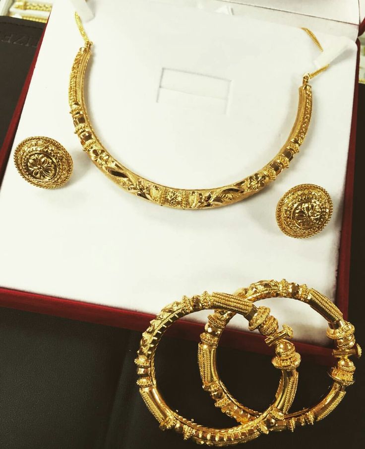 @Maansi7 Bengali Bridal Jewellery, Hansli Necklace, Fashion Jewelry Necklaces Gold, Delicate Gold Jewelry, Antique Gold Jewelry Indian, Bridal Jewelry Vintage, Fancy Jewelry Necklace, Modern Gold Jewelry, Jewelry Set Design