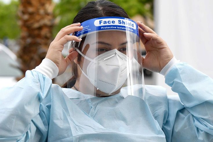 Apple Introduces In-House Face Shield Design #daily #news #hypebeast #mux #muxjasper #fivedoubleues Face Shield Masks, Shield Design, Face Shield, Safety Tips, Full Face, Medical Professionals, Health And Safety, How To Stay Healthy, Helping Kids