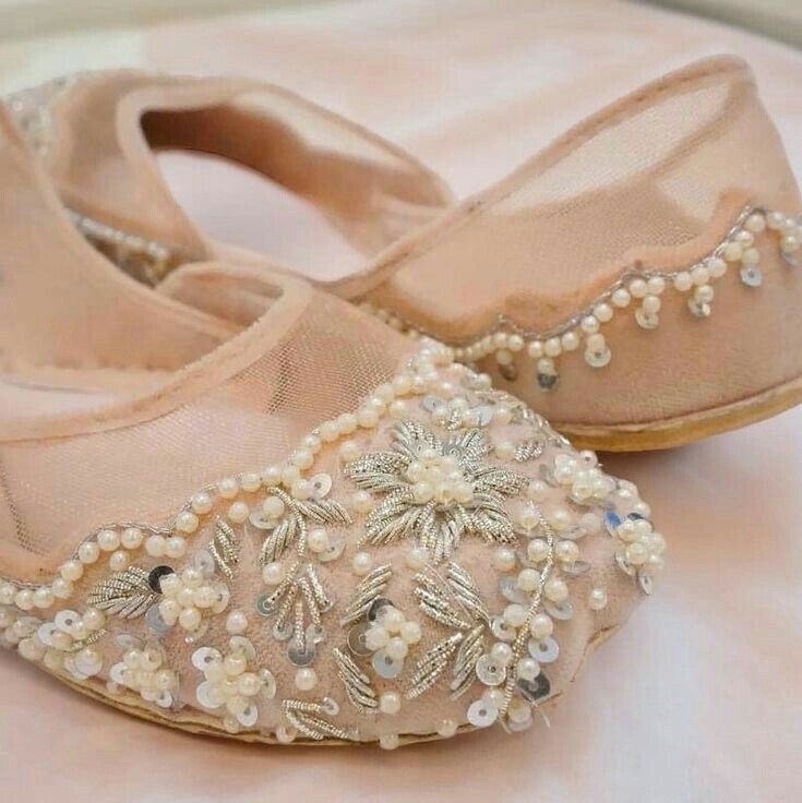 Khussa Designs, Pakistani Khussa, How To Make A Ruffle, Pakistani Shoes, Bridal Sandals Heels, Indian Sandals, Indian Shoes, Pretty Sandals, Punjabi Jutti