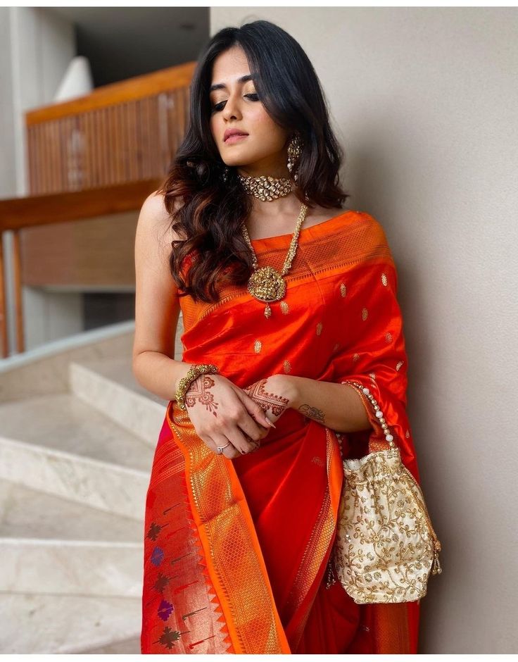 Royal Indian Outfits Women, Paithani Saree Look Simple, Satyanarayan Pooja Saree Look, Maharashtrian Saree Traditional, All Over Paithani Saree, Engagement Saree Maharashtrian, Maharashtrian Saree Look For Wedding, Simple Maharashtrian Look, Paithani Look For Wedding