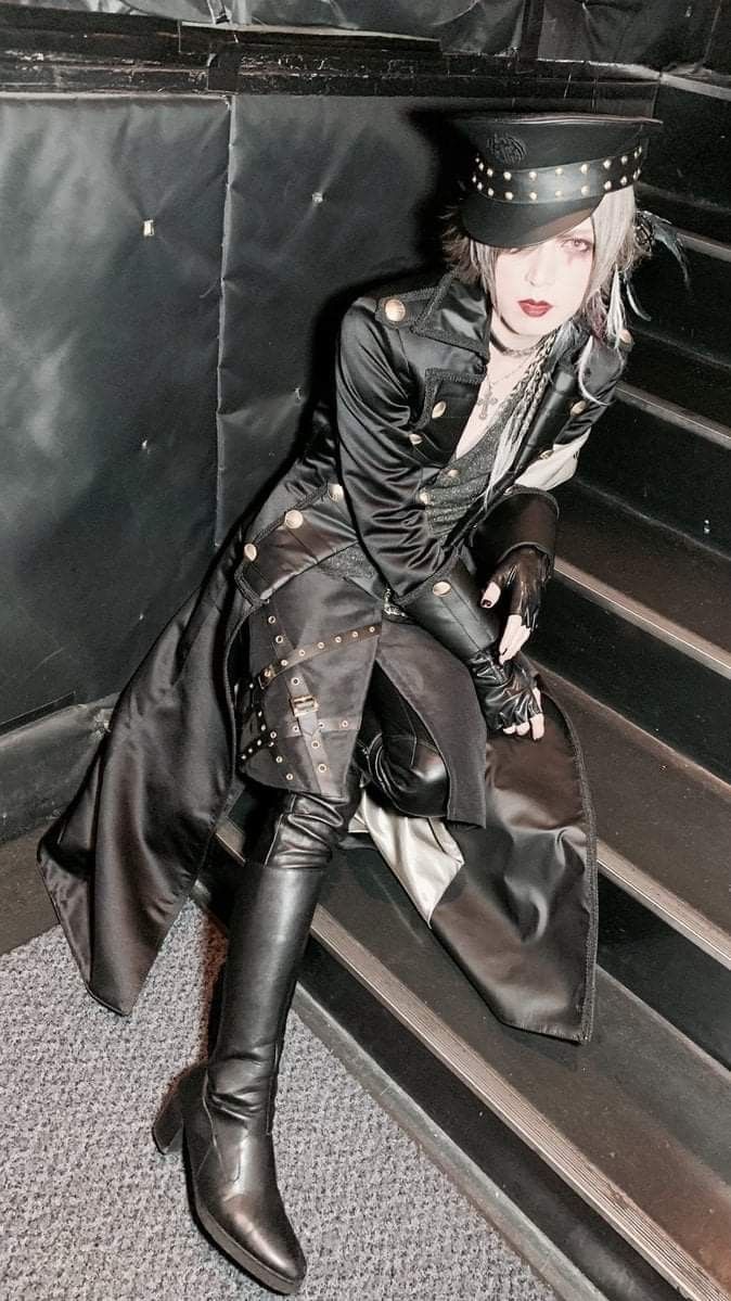 Leg Belt Aesthetic, Vkei Outfits Women, Vkei Goth Outfit, Visual Kei Aesthetic Outfit, Old Visual Kei, Jrock Visual Kei Outfits, V Kei Fashion, Vkei Fashion Aesthetic, Visual Kei Fashion Outfits