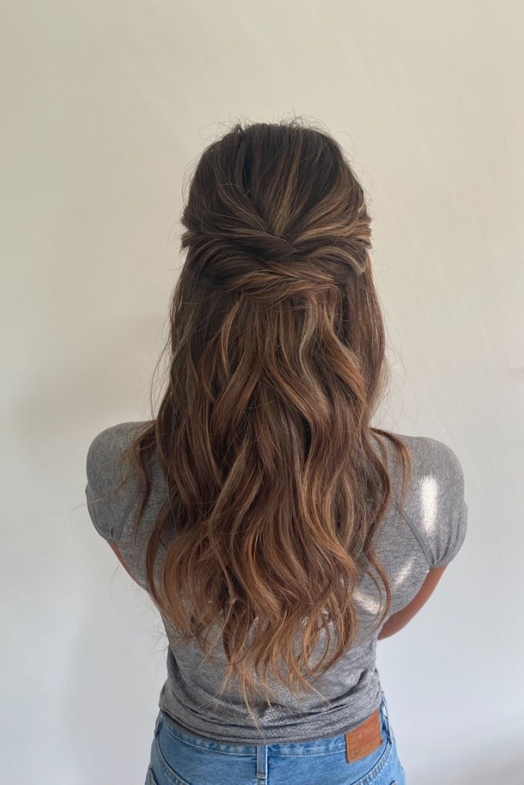 Light Brown Hair Styles, Brown Hair Styles, Grad Hairstyles, Bridesmaid Hair Inspo, Bridemaids Hairstyles, Rambut Brunette, Wedding Hair Half, Simple Prom Hair, Guest Hair