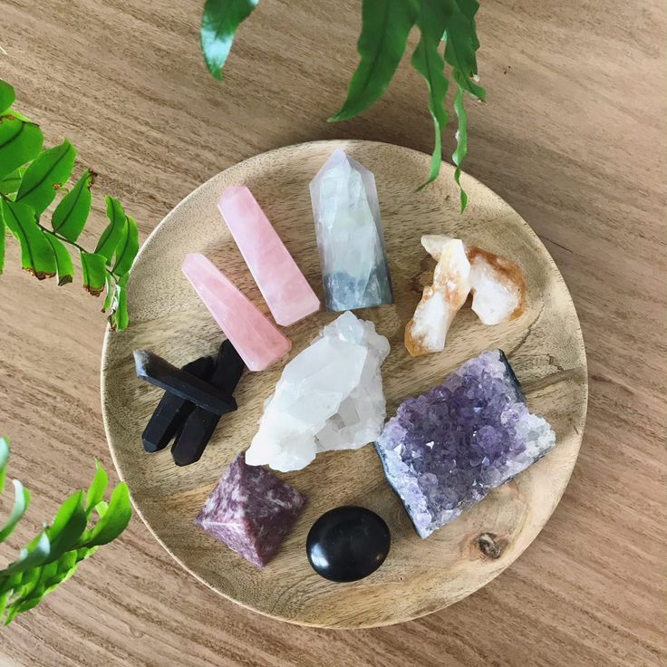 Crystal Room Decor, Crystal Room, Meditation Corner, Crystal Vibes, Displaying Crystals, Feng Shui Tips, Crystal Aesthetic, Crystal Guide, Spiritual Crystals