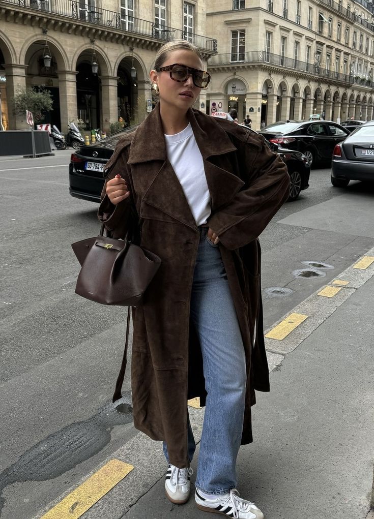 Brown Coat Outfit, Suede Jacket Outfit, Mantel Outfit, Outfit Retro, Italy Outfits, Trendy Jackets, Coat Outfit, Corporate Outfits, Long Coat Women