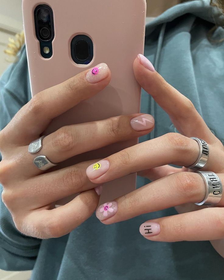 Short Nails Abstract, Super Short Nail Ideas, Short Nail Inspi, Silk Nails, Short Nail Ideas, Nails Abstract, Bee Nails, Hand And Finger Tattoos, Cherry Nails