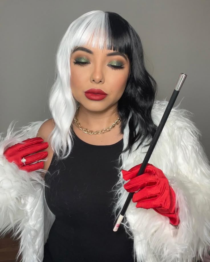 Halloween costume ideas makeup Cruelly Halloween Costume, Model Halloween Costumes, Cruella Deville Costume Makeup, Women Diy Halloween Costume, Cruella Deville Makeup Halloween, Dalmatian Makeup, Cruella Makeup Halloween, Cruella Makeup, Cruella Deville Rave Costume