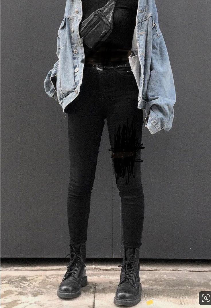 Blue Jeans Goth Outfit, Black Skinning Jeans Outfit, Jeans And Combat Boots Outfit, Soft Goth Outfits, Fashion Song, Jeans And Combat Boots, Combat Boot Outfit, Green Grunge, Outfits Con Jeans