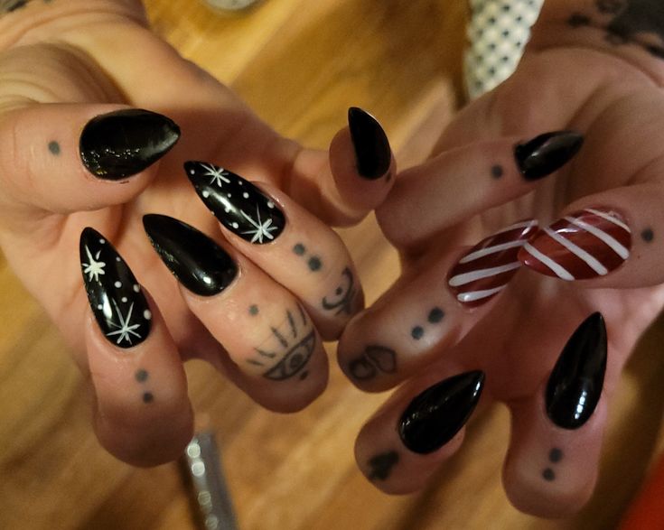 Emo Xmas Nails, Short Stilleto Christmas Nails, Gothic Xmas Nails, Goth Nails Christmas, Edgy Holiday Nails, Punk Christmas Nails, Dark Christmas Nails Acrylic, Christmas Nails Acrylic Black, Moody Christmas Nails