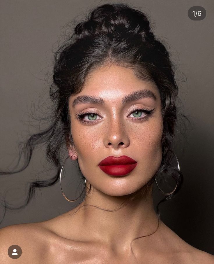 14 ways to wear romantic red lipstick makeup looks | Melody Jacob Red Lipstick Makeup Looks, Vintage Makeup Looks, Red Lips Makeup Look, Red Lipstick Makeup, Beauty Makeup Photography, Chic Makeup, Red Lip Makeup, Beauty Make-up, Braut Make-up