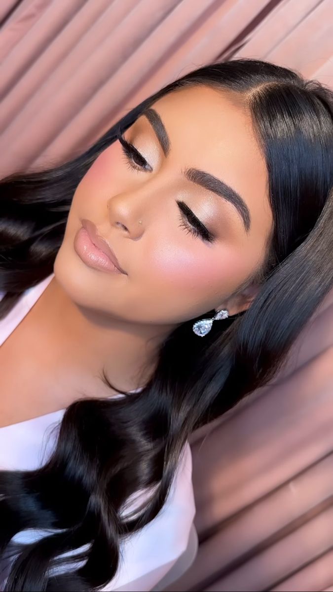 Makeup Looks For Quince Guest, Photoshoot Hair And Makeup Ideas, Nude Party Makeup Look, Hair And Makeup Ideas For Prom, Makeup Inspo Birthday, Makeup Looks For 21st Birthday, Natural Dama Makeup, Makeup Ideas For A Wedding Guest, Light Makeup For Quince