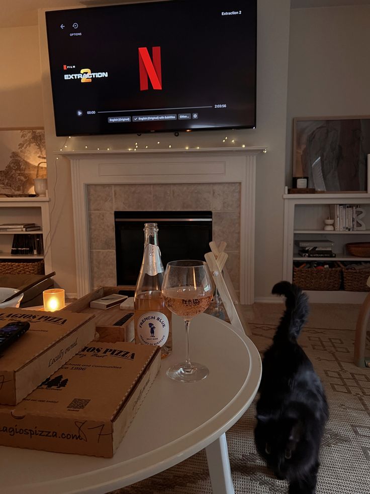 movie night aesthetic cozy living room with black cat, pizza, and wine ready for Netflix Friday Aesthetic, Weekend Aesthetic, Lazy Night, Friday Movie, Last Friday Night, In Aesthetic, Night Routine, Night Aesthetic, Weekend Vibes