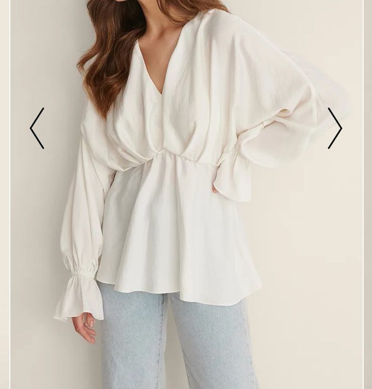 Flowy Blouse Outfit, Flowy Outfits, Girly Blouse, Bell Sleeve Shirt, Oversized Outfit, Flowy Sleeves, Silk Touch, Flowy Blouse, Blouse Outfit