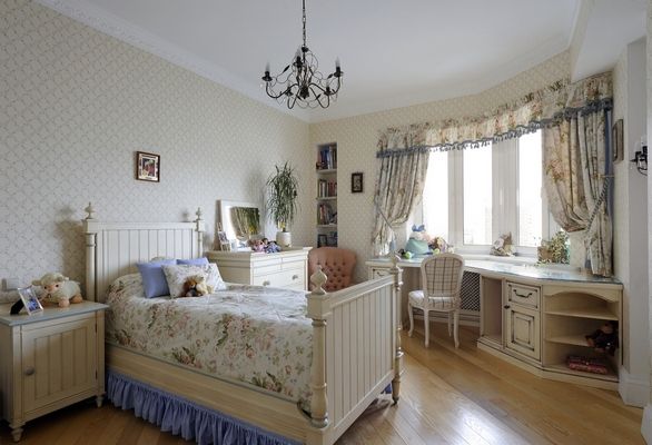 a bedroom with a bed, desk and dresser in it's centerpieces