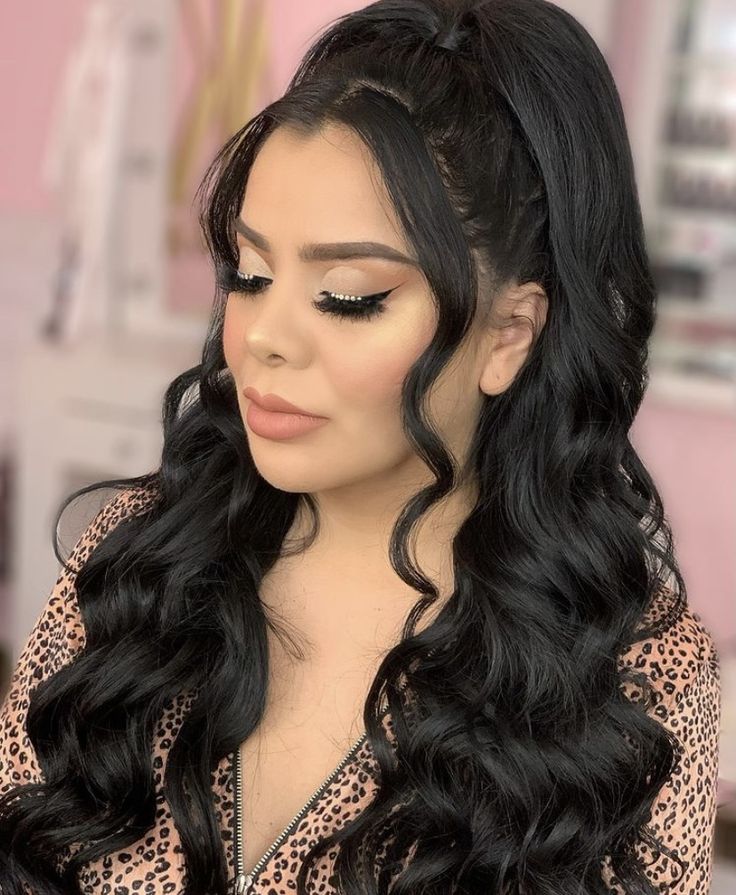 High Wedding Hairstyles, Ponytail With Wand Curls, Haïr Style For Middle Hair, Madrina Hairstyles, Middle Part Prom Hairstyles, Buchona Hairstyles, Wavy Ponytail Hairstyles, Glam Hairstyles For Long Hair, Peinados Para Graduacion Sueltos