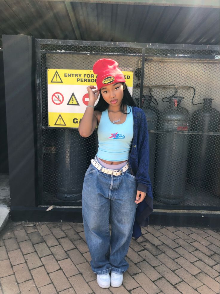 Baddie Baggy Jeans Outfit, Baggy Pants Outfit Black Women, Baggy Pants Tank Top Outfit, Tank Top And Baggy Jeans Outfit, Beanie Outfit Summer, Baggy Jeans Outfit Spring, How To Style Baggy Jeans Outfit Ideas, Beanie Outfit Baddie, Baggy Jeans Outfit Black Women