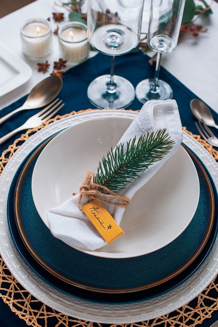 Christmas setting idea Candy Blue Christmas Dinner Table, White Christmas Table, Blue White Christmas, Christmas Dinner Table Settings, Christmas Dinner Table, Dinner Table Setting, Christmas Table Settings, Blue Christmas, Christmas Inspiration